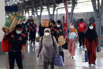 Penumpang arus balik lebaran tiba menggunakan Kereta Api Sawunggalih di Stasiun Pasar Senen, Jakarta, Rabu (19/5/2021).