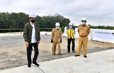 Presiden Jokowi mengunjungi pembangunan jalan tol ruas Pekanbaru-Padang seksi Pekanbaru-Bangkinang di Kabupaten Kampar, Provinsi Riau, Rabu (19/5/2021).