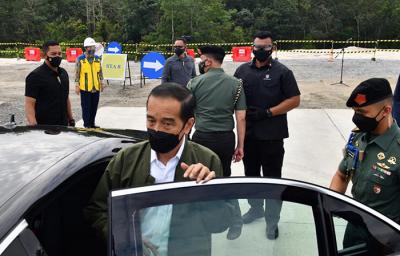 Presiden Jokowi mengunjungi pembangunan jalan tol ruas Pekanbaru-Padang seksi Pekanbaru-Bangkinang di Kabupaten Kampar, Provinsi Riau, Rabu (19/5/2021).