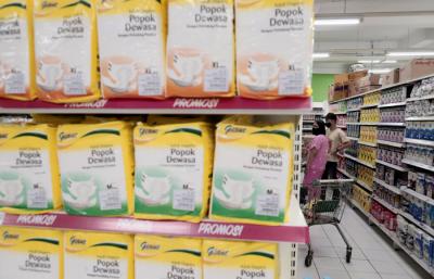 Pengunjung berbelanja disalah satu supermarket di kawasan, Kota Bekasi, Jawa Barat, Selasa (18/5/2021).