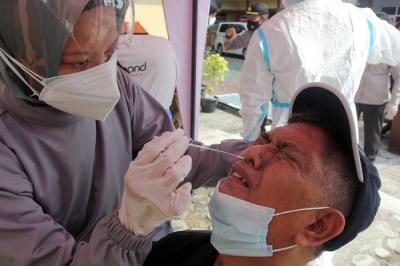 Warga saat mengikuti Tes Antigen Covid-19 gratis di Kawasan Pamulang, Tangerang, Selatan, Rabu (19/5/2021).