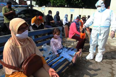 Warga saat mengikuti Tes Antigen Covid-19 gratis di Kawasan Pamulang, Tangerang, Selatan, Rabu (19/5/2021).