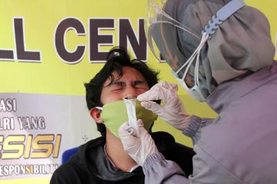 Warga saat mengikuti Tes Antigen Covid-19 gratis di Kawasan Pamulang, Tangerang, Selatan, Rabu (19/5/2021).