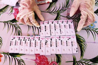 Warga saat mengikuti Tes Antigen Covid-19 gratis di Kawasan Pamulang, Tangerang, Selatan, Rabu (19/5/2021).
