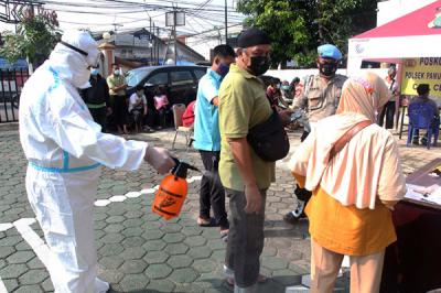 Warga saat mengikuti Tes Antigen Covid-19 gratis di Kawasan Pamulang, Tangerang, Selatan, Rabu (19/5/2021).