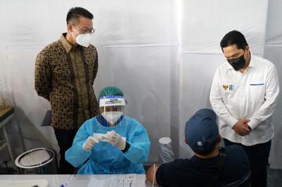 Pekerja swasta mengikuti vaksinasi Covid-19 saat program vaksinasi Gotong Royong di Jakarta, Rabu (19/5/2021).