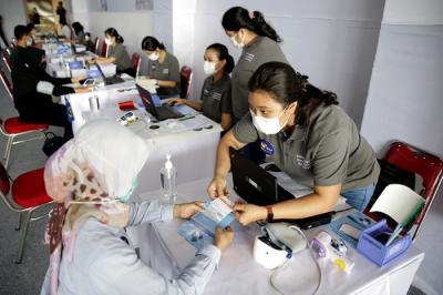 Pekerja swasta mengikuti vaksinasi Covid-19 saat program vaksinasi Gotong Royong di Jakarta, Rabu (19/5/2021).
