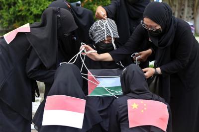 Puluhan mahasiswa Fakultas Agama Islam UMSurabaya menggelar aksi teaterikal bertajuk â€œTeater Ibu Bumi Palestinaâ€, di Jawa Timur, Kamis (20/5/2021).
