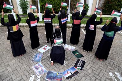 Puluhan mahasiswa Fakultas Agama Islam UMSurabaya menggelar aksi teaterikal bertajuk â€œTeater Ibu Bumi Palestinaâ€, di Jawa Timur, Kamis (20/5/2021).