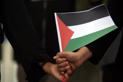 Puluhan mahasiswa Fakultas Agama Islam UMSurabaya menggelar aksi teaterikal bertajuk â€œTeater Ibu Bumi Palestinaâ€, di Jawa Timur, Kamis (20/5/2021).