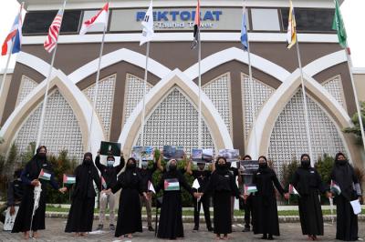 Puluhan mahasiswa Fakultas Agama Islam UMSurabaya menggelar aksi teaterikal bertajuk â€œTeater Ibu Bumi Palestinaâ€, di Jawa Timur, Kamis (20/5/2021).