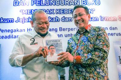 Ketua DPD RI La Nyalla Mahmud Mattalitti (kiri) menerima Buku dari Penulis dan Mantan Ketua DPD RI periode 2009-2016 Irman Gusman di Jakarta, Kamis (20/5/2021).