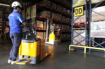 Pekerja melakukan aktivitas bongkar muat disalah-satu kawasan pabrik Fast Moving Consumer Goods terbesar di Indonesia di Cikarang, Rabu (19/5/2021).