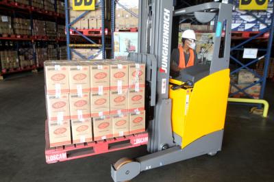 Pekerja melakukan aktivitas bongkar muat disalah-satu kawasan pabrik Fast Moving Consumer Goods terbesar di Indonesia di Cikarang, Rabu (19/5/2021).