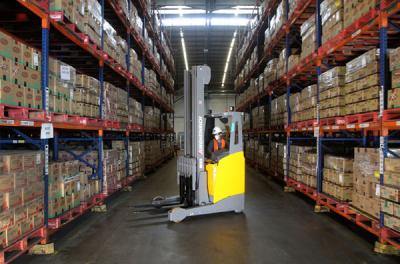 Pekerja melakukan aktivitas bongkar muat disalah-satu kawasan pabrik Fast Moving Consumer Goods terbesar di Indonesia di Cikarang, Rabu (19/5/2021).