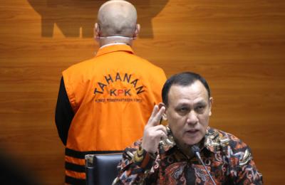 Ketua KPK Komjen Polisi Firli Bahuri menetapkan tersangka dugaan tindak pidana korupsi terkait pembayaran komisi kegiatan fiktif agen PT Asuransi Jasindo.