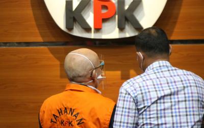 Ketua KPK Komjen Polisi Firli Bahuri menetapkan tersangka dugaan tindak pidana korupsi terkait pembayaran komisi kegiatan fiktif agen PT Asuransi Jasindo.