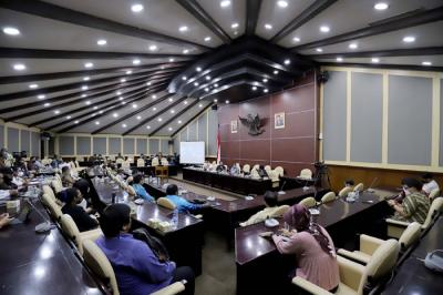Ketua MPR for Papua Yorrys Raweyai saat audiensi secara virtual dengan Majelis Rakyat Papua Barat di Kompleks Parlemen Senayan, Jakarta, Kamis (20/5/2021).