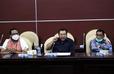 Ketua MPR for Papua Yorrys Raweyai saat audiensi secara virtual dengan Majelis Rakyat Papua Barat di Kompleks Parlemen Senayan, Jakarta, Kamis (20/5/2021).