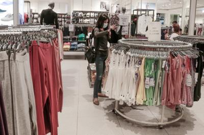 Suasana salah satu pusat perbelanjaan di Jakarta, Kamis (20/5/2021).