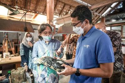 Menteri Pariwisata dan Ekonomi Kreatif Sandiaga Salahuddin Uno saat mengunjungi sentra kerajinan perak Kotagede, Yogyakarta, Kamis (20/5/2021).