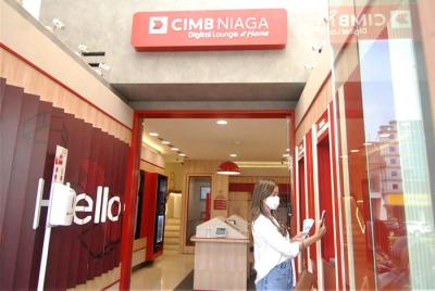 Nasabah melakukan setoran tunai tanpa kartu menggunakan OCTO Mobile di mesin Tarik Setor Tunai di Digital Lounge at Home CIMB Niaga, Jakarta, Kamis (20/5/2021).