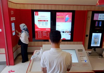 Nasabah melakukan setoran tunai tanpa kartu menggunakan OCTO Mobile di mesin Tarik Setor Tunai di Digital Lounge at Home CIMB Niaga, Jakarta, Kamis (20/5/2021).