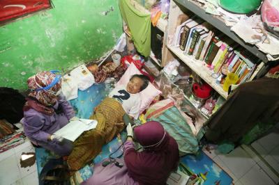 Petugas medis menyuntikkan vaksin Covid-19 pada lansia di kawasan Kecamatan Tambaksari Surabaya, Jawa Timur, Kamis (20/5/2021).