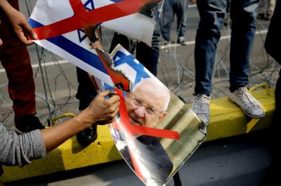 Pengunjuk rasa mengikuti aksi solidaritas untuk Palestina di depan Kedutaan Besar Amerika Serikat, Jakarta, Jumat (21/5/2021).
