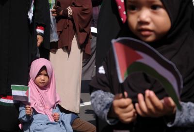 Sejumlah umat muslim dari berbagai ormas dan komunitas menggelar aksi bela Palestina di Jalan Jendral Sudirman, Makassar, Jumat (21/5/2021).