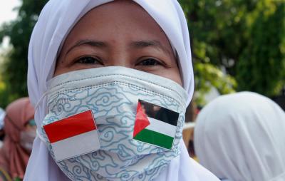 Ratusan warga dari berbagai elemen menggelar aksi simpatik peduli Palestina di depan Kantor Gubernur Jateng, Semarang, Jawa Tengah, Jumat (21/5/2021).