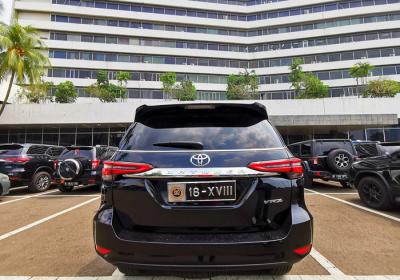 Terlihat kendaraan yang memakai plat kendaraan khusus anggota DPR RI di Kompleks Parlemen, Jakarta, Jumat (21/5/2021).