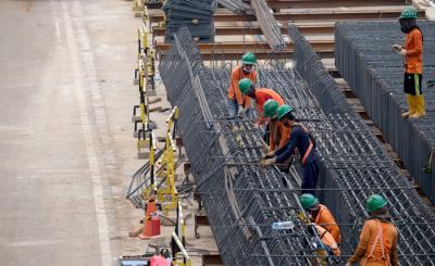 Pekerja menggarap proyek pembangunan MRT Jakarta Fase II di Jalan MH Thamrin, Jakarta Pusat, Sabtu (22/5/2021).