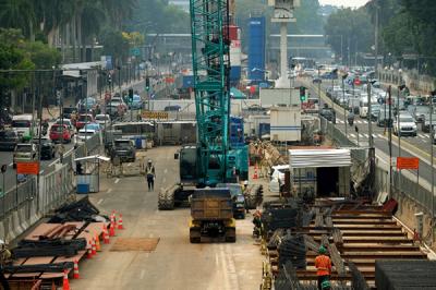 Pekerja menggarap proyek pembangunan MRT Jakarta Fase II di Jalan MH Thamrin, Jakarta Pusat, Sabtu (22/5/2021).