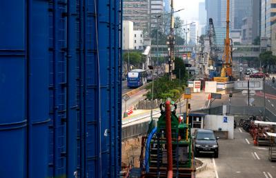 Pekerja menggarap proyek pembangunan MRT Jakarta Fase II di Jalan MH Thamrin, Jakarta Pusat, Sabtu (22/5/2021).