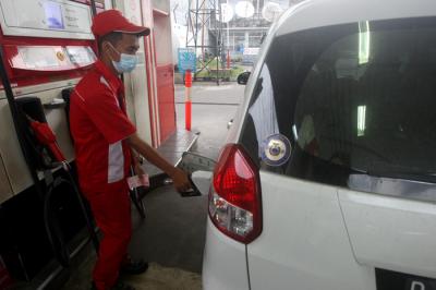 Petugas mengisi BBM disalah satu SPBU di kawasan Jalan Raya Hankam, Kota Bekasi, Jawa Barat, Sabtu (22/5/2021).