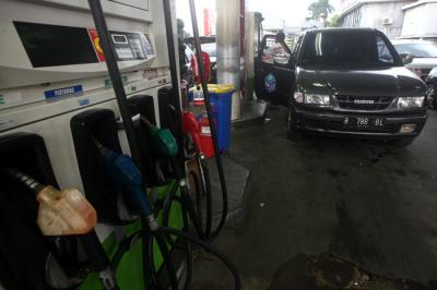 Petugas mengisi BBM disalah satu SPBU di kawasan Jalan Raya Hankam, Kota Bekasi, Jawa Barat, Sabtu (22/5/2021).