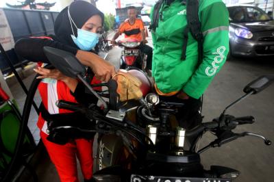 Petugas mengisi BBM disalah satu SPBU di kawasan Jalan Raya Hankam, Kota Bekasi, Jawa Barat, Sabtu (22/5/2021).
