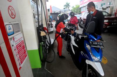 Petugas mengisi BBM disalah satu SPBU di kawasan Jalan Raya Hankam, Kota Bekasi, Jawa Barat, Sabtu (22/5/2021).