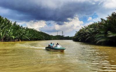 Pengunjung menikmati suasana santai saat berwisata menggunakan perahu Bukit Baruga menyusuri Sungai Tello, Makassar, Sulawesi Selatan, Sabtu (22/5/2021).
