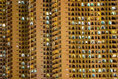 Gemerlap cahaya kamar-kamar apartemen di kawasan Jakarta Utara, Minggu (23/5/2021).