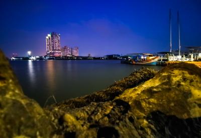 Suasana aktivitas warga sore menjelang malam di kawasan pelabuhan kaliadem, Jakarta Utara, Minggu (23/5/2021).