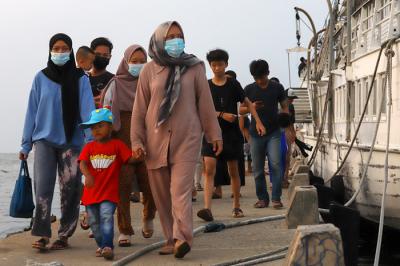 Warga menikmati liburan akhir pekan di Dermaga Muara Angke, Jakarta Utara, Minggu (23/5/2021).