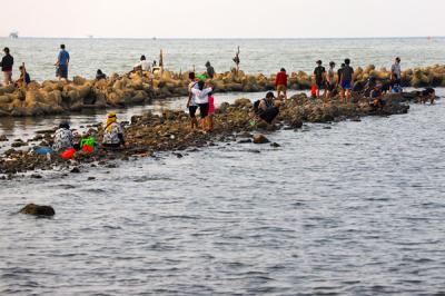 Warga menikmati liburan akhir pekan di Dermaga Muara Angke, Jakarta Utara, Minggu (23/5/2021).