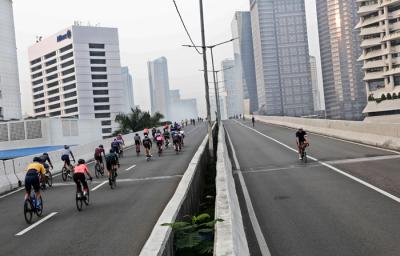 Pesepeda melintasi Jalan Layang Non-Tol (JLNT) Kampung Melayu-Tanah Abang, Jakarta, Minggu (23/5/2021).