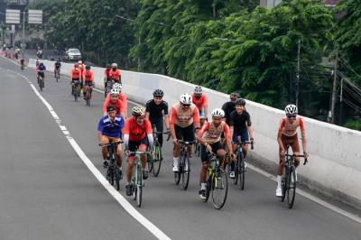 Pesepeda melintasi Jalan Layang Non-Tol (JLNT) Kampung Melayu-Tanah Abang, Jakarta, Minggu (23/5/2021).