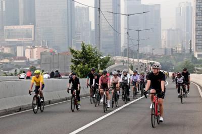 Pesepeda melintasi Jalan Layang Non-Tol (JLNT) Kampung Melayu-Tanah Abang, Jakarta, Minggu (23/5/2021).