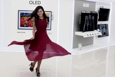 Model berpose di LG OLED evo di Jakarta, Senin (24/5/2021).
