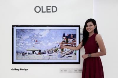 Model berpose di LG OLED evo di Jakarta, Senin (24/5/2021).