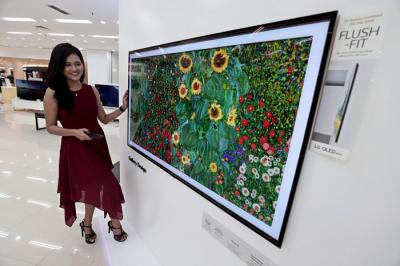 Model berpose di LG OLED evo di Jakarta, Senin (24/5/2021).